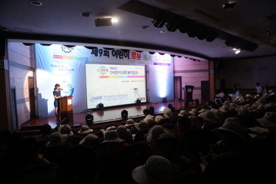 제9회 어린이 로봇캠프에 참여하는 인천 어린이 150명이 3일 오전 11시 인천 인하대 하이테크센터 대강당에서 입소식을 가졌다. 로봇캠프는 인천광역시가 주최하고 인천정보산업진흥원이 주관한다. 인천정보산업진흥원 제공